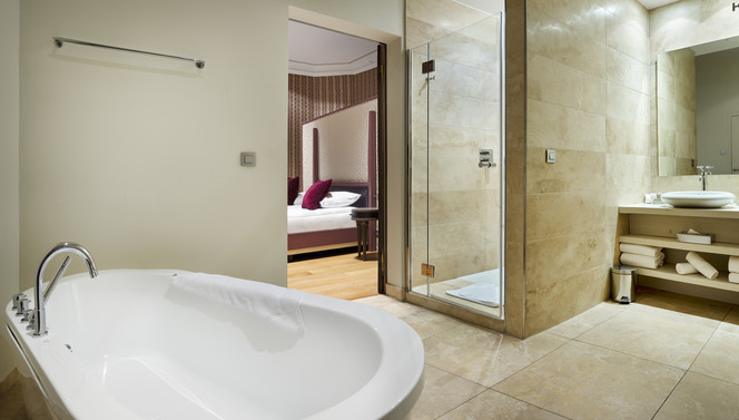 Salle de bain luxueuse de la Suite Royale au Van der Valk Hotel Sélys Liège