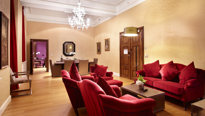 Salon spacieux de la Suite Royale à l’hôtel Sélys Liège