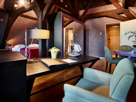 Bureau pratique dans une suite de l’Hôtel Van der Valk Sélys Liège, combinant confort et style.