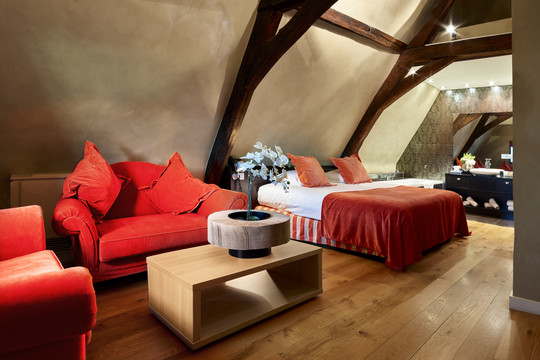 Suite spacieuse et raffinée au Van der Valk Sélys Liège, alliant confort et style.