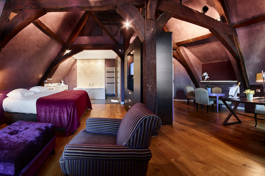 Coin salon d’une suite du Van der Valk Sélys Liège, offrant confort et élégance.