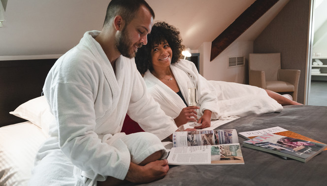 Couple profitant de la Suite Sélys au Van der Valk Hotel Sélys Liège
