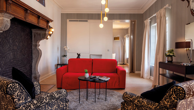 Salon avec canapé de la Suite Sélys à l’Hôtel Sélys Liège