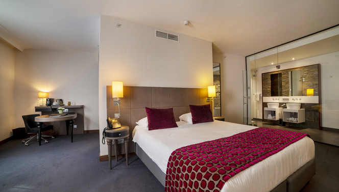 Chambre confortable et lumineuse de la Suite Deluxe à Liège