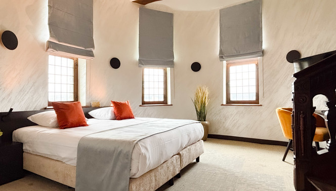 Chambre principale de la Suite 31 avec grand lit double au Van der Valk Liège Sélys